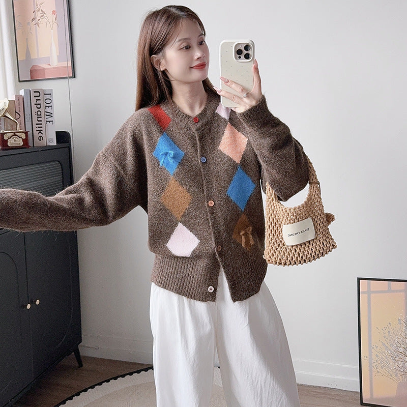 Contrasting diamond patterned sweater