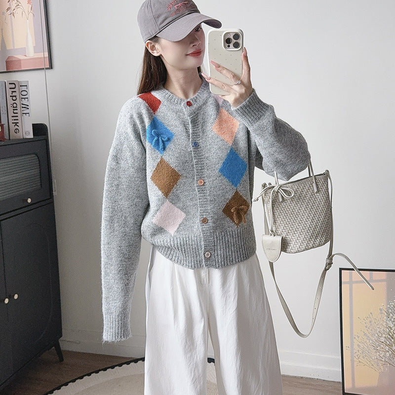 Contrasting diamond patterned sweater