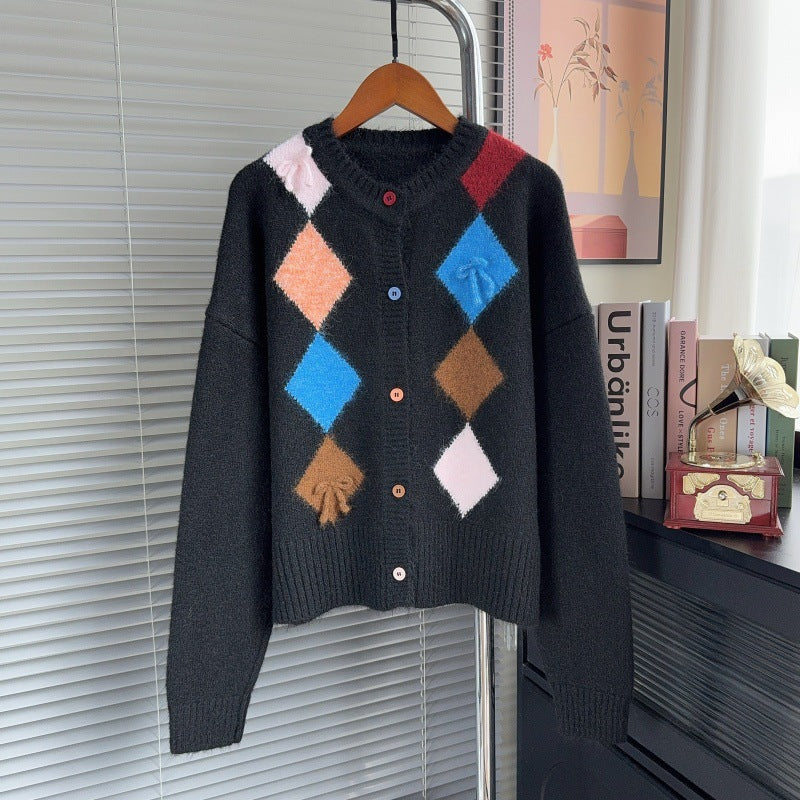 Contrasting diamond patterned sweater