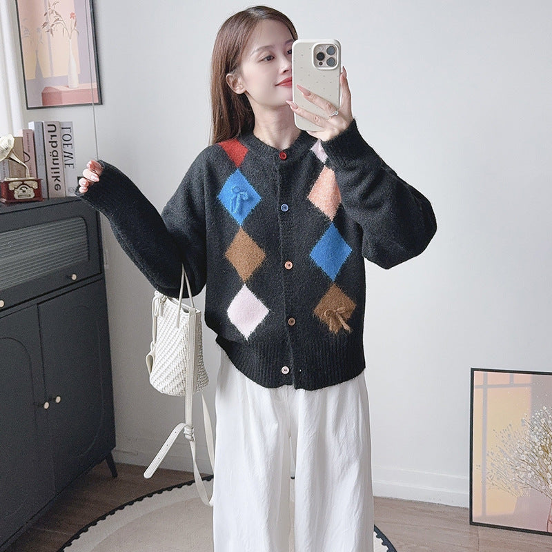 Contrasting diamond patterned sweater