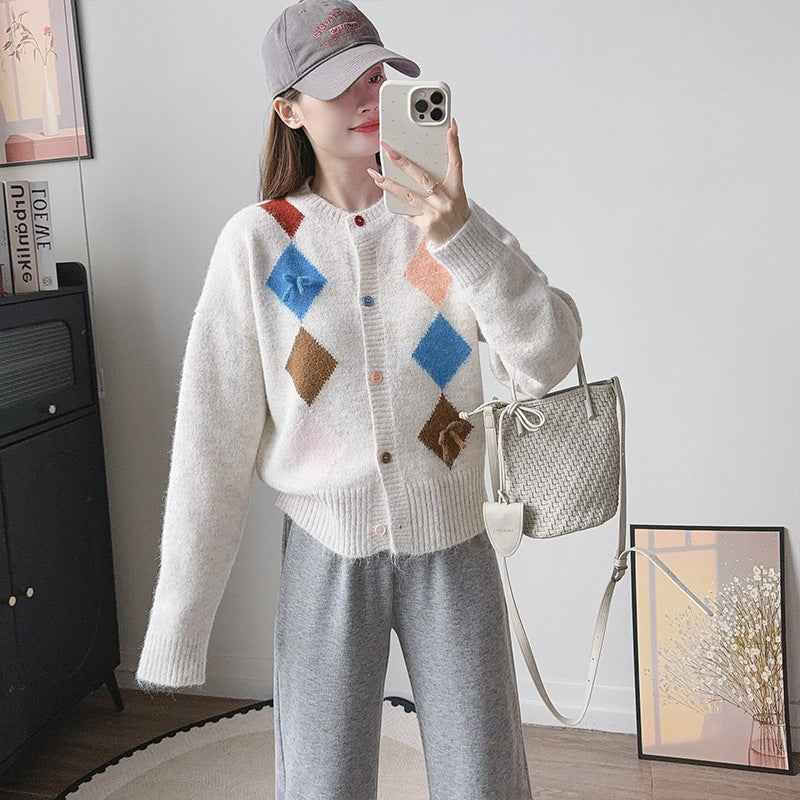 Contrasting diamond patterned sweater