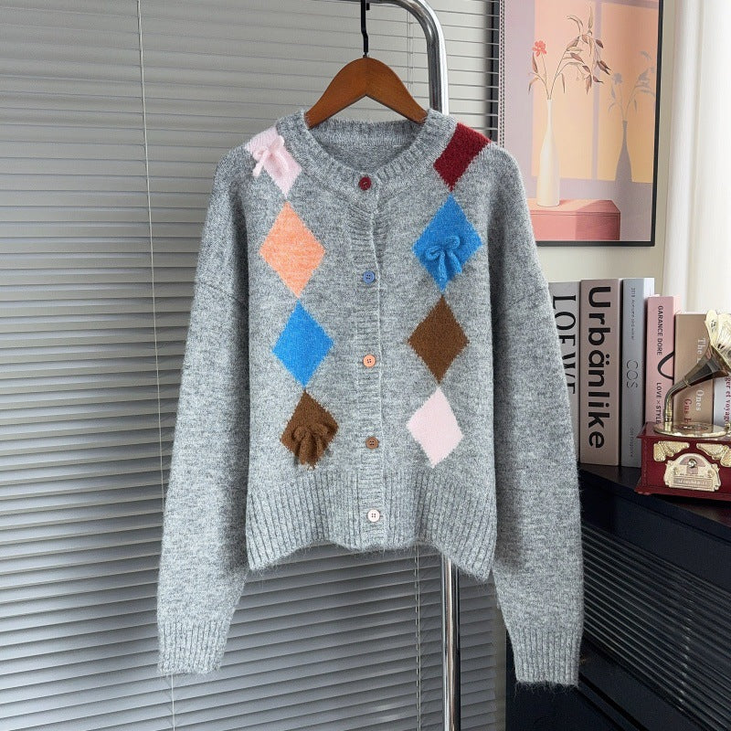 Contrasting diamond patterned sweater